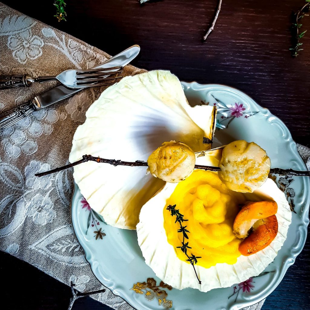 Capesante al timo con crema di patate allo zafferano