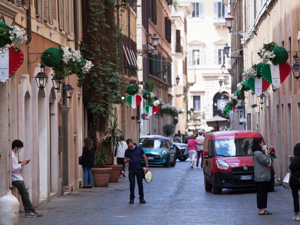 travelers to Italy: street in Rome