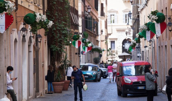 travelers to Italy: street in Rome