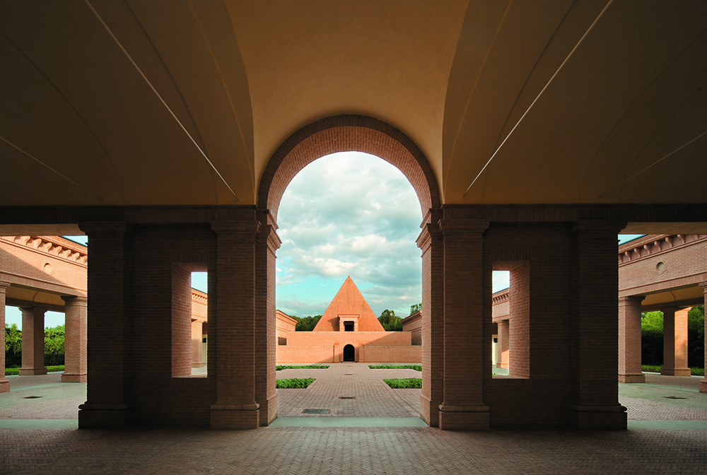 Il Labirinto della Masone, The central court with the pyramid