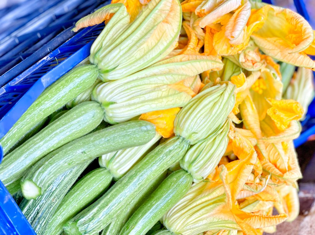 Spaghetti alla Nerano : fresh zucchini with flowers