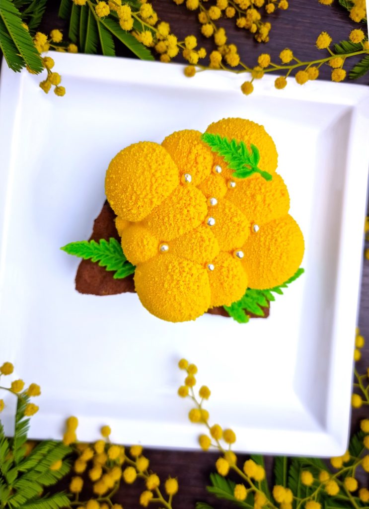 Gâteau mimosa de la Journée internationale de la femme sur une assiette