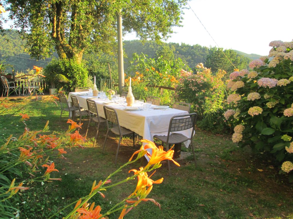 Dining outside in the Tuscan countryside
