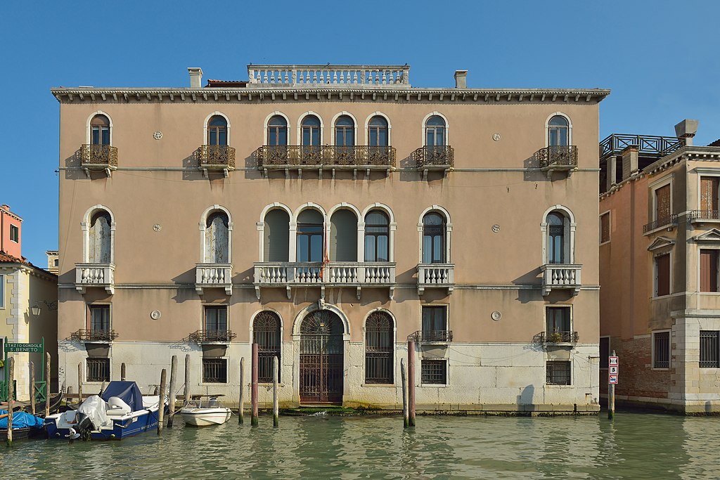 Palazzo Querini Benzon in Venice. Facade on Grand Canal. Photo by Wolfgang Moroder via Wikimedia Commons