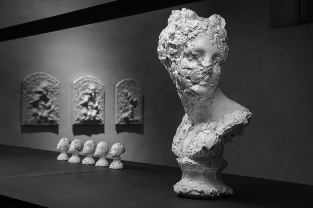 White Sculpture Pol Polloniato at Antonella Villanova gallery