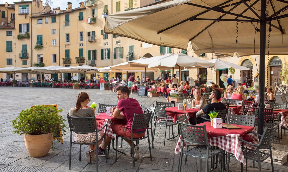 outside dining in Lucca, Italy : a fuori and not al fresco