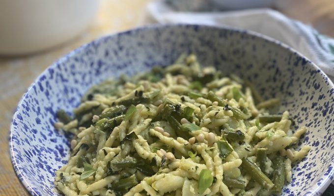 Trofie al pesto con patate e fagiolini -- pasta with pesto