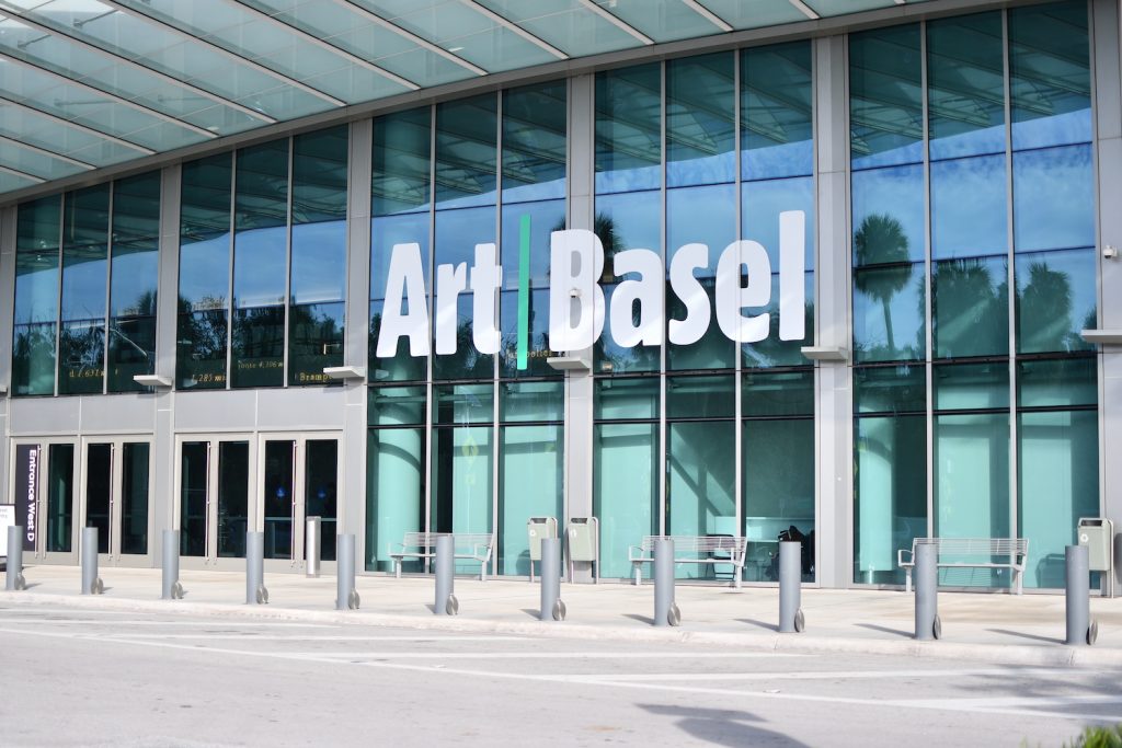 This image has an empty alt attribute; its file name is 6-Art-Basel-Miami-Beach-2023-exterior-of-Miami-Beach-Convention-Center-%C2%A9-Lisa-Morales-1024x683.jpg