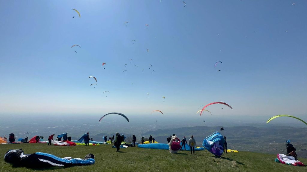 Montegrappa Trophy view from hilltop of paragliders