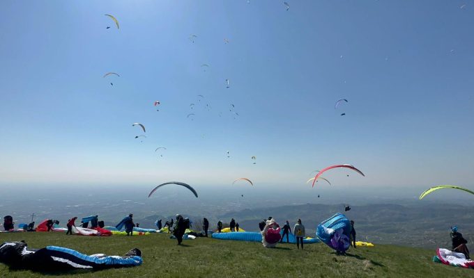 Montegrappa Trophy view from hilltop of paragliders