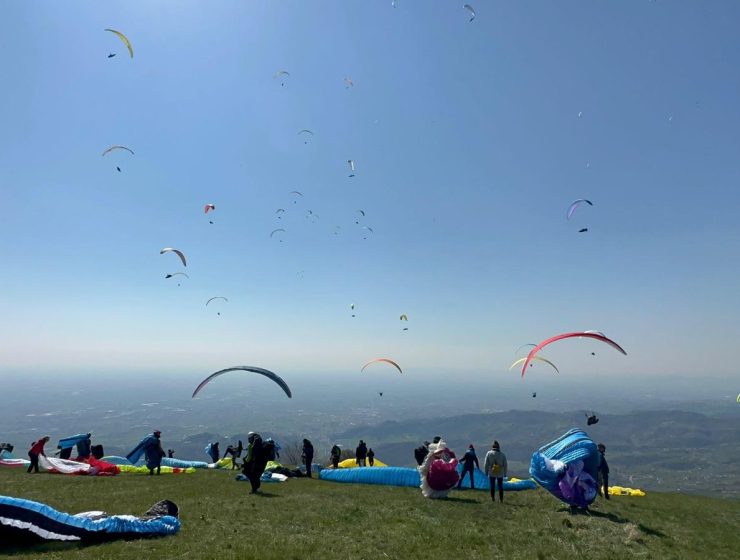 Montegrappa Trophy view from hilltop of paragliders