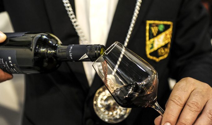 Vinitaly 2024 sommelier pouring glass of wine