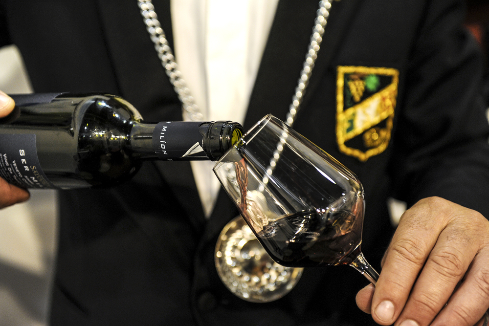 Vinitaly 2024 sommelier pouring glass of wine