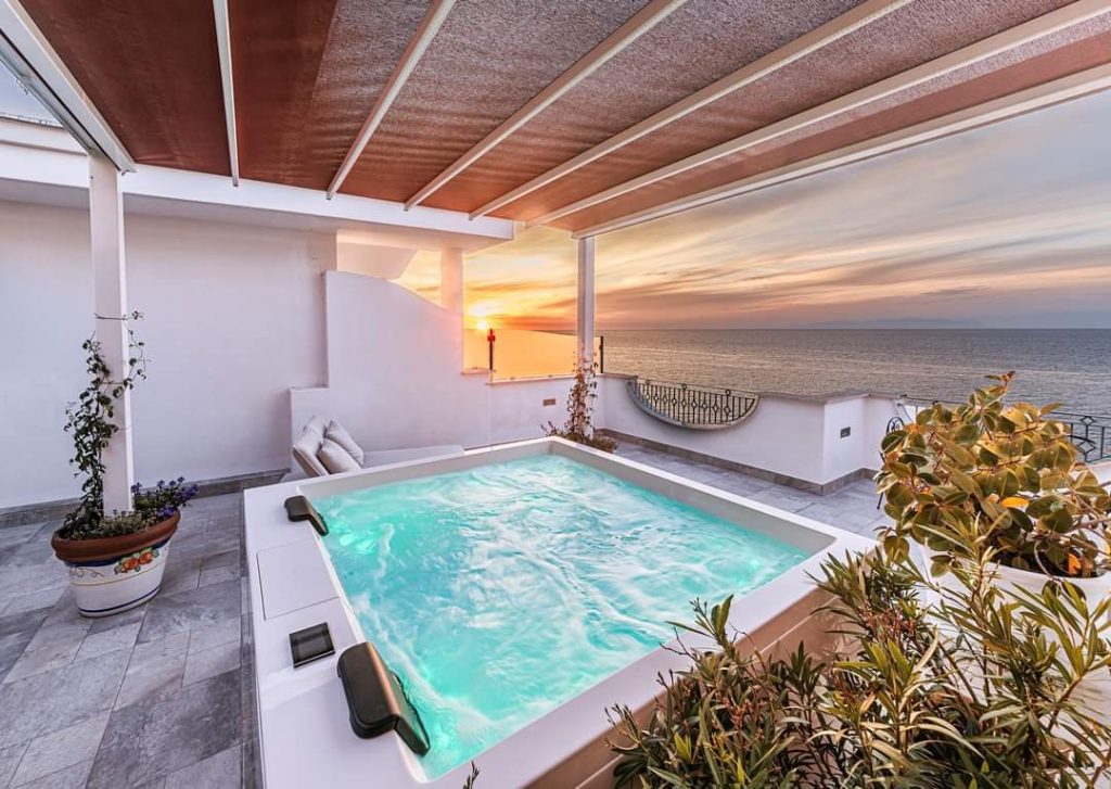 Hotel La Madonnina Ischia - jacuzzi overlooking the sea