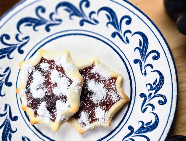 Pitteddhe - star shaped cookies on plate with grapes beside it