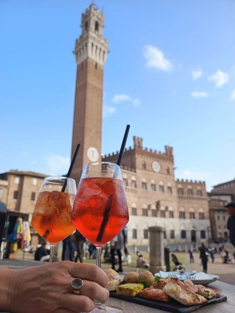 2 spritz with apperitivi in Siena