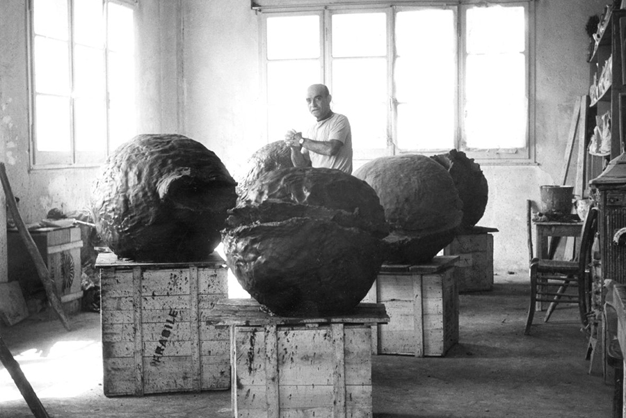 Lucio Fontana nel suo studio con le Nature (1959-1960) © Fondazione Lucio Fontana, Milano, by SIAE 2025
