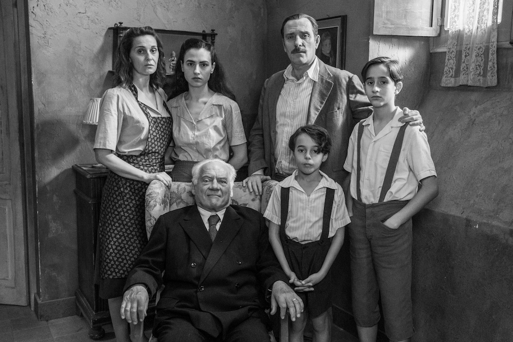 Black-and-white family portrait from C’è Ancora Domani featuring Delia, her children, husband, and father-in-law in postwar Rome.