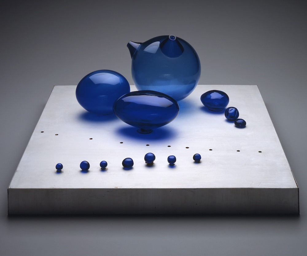 Lucio Fontana's blue glass sculpture Concetto spaziale – Construction, featured in the Peggy Guggenheim Collection's exhibition on Murano glas